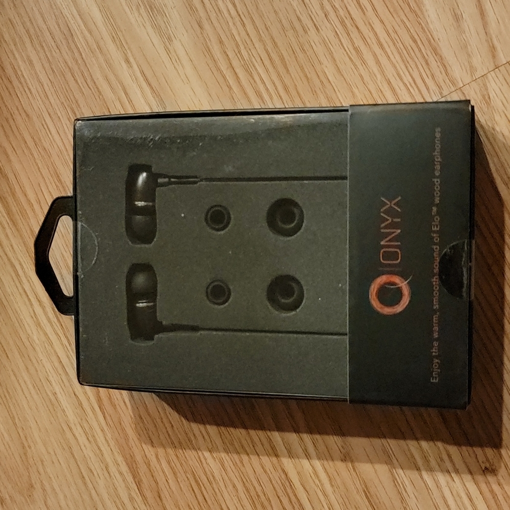 ONYX Earbuds - Picture 8 of 9